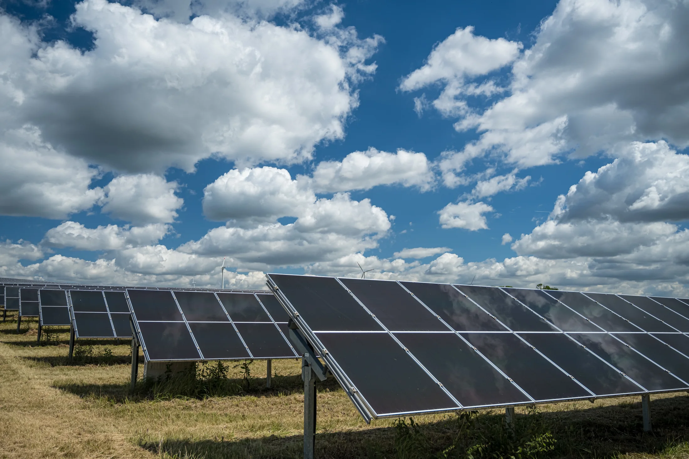 Panouri fotovoltaice pentru producerea energiei solare — fotografie stock cu rol ilustrativ
